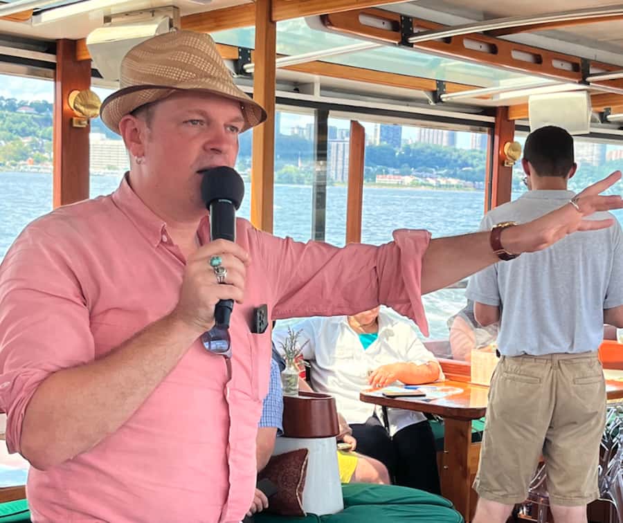 NYC: Urban Wildlife Sunset Tour of the East River - Sandwiches and a complimentary drink: simple, but useful on a 3-hour cruise