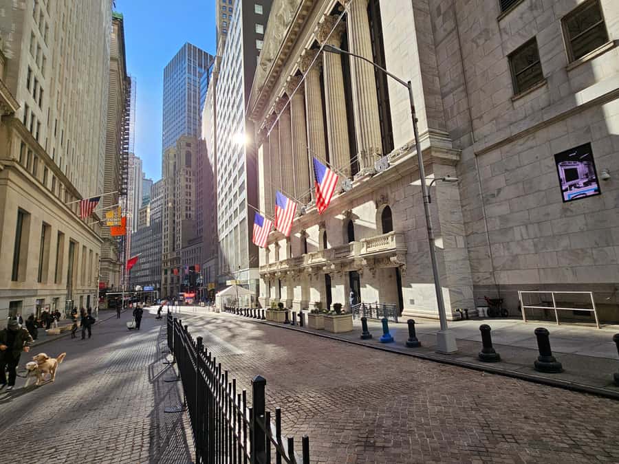 NYC: Wall Street Finance & Power, 9/11 memorial and the Bull - World Trade Center area and the 9/11 Memorial pools, with the right expectations
