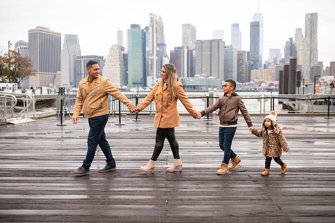 Photographer in New York - Brooklyn Bridge Park and the Brooklyn Bridge: bridge lines and water views