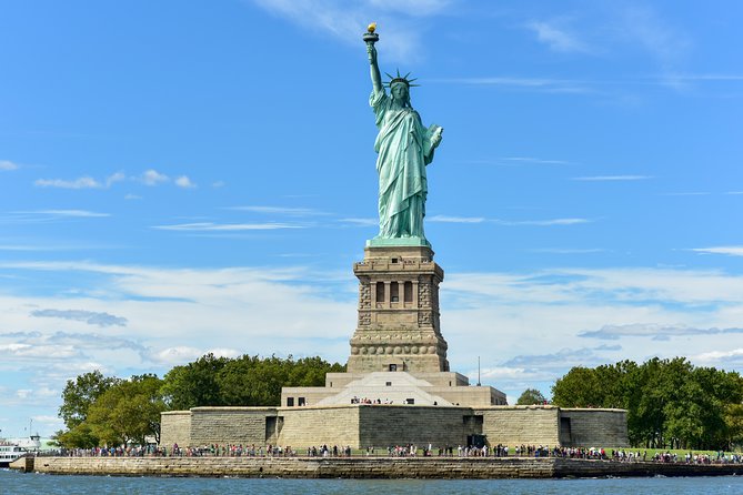 PRIVATE Manhattan Speedboat Tour - Up to 12 passengers - Chelsea Piers Boarding, Safety Briefing, and Warm-Up Gear