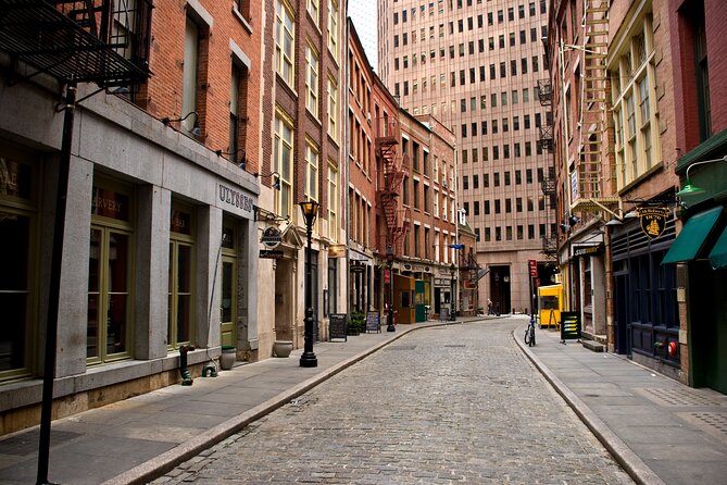 Private Tour of Historic Lower Manhattan and the Financial District NYC - Bowling Green: where the story begins in a small space