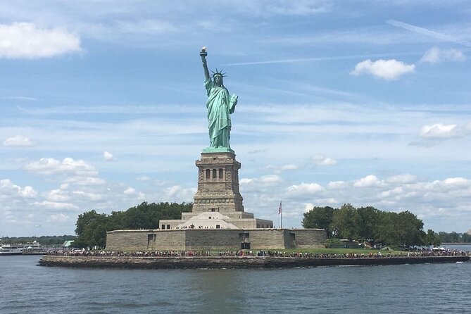 Statue of Liberty and Ellis Island Tour in Spanish - Liberty Island: museum entry plus Statue of Liberty grounds