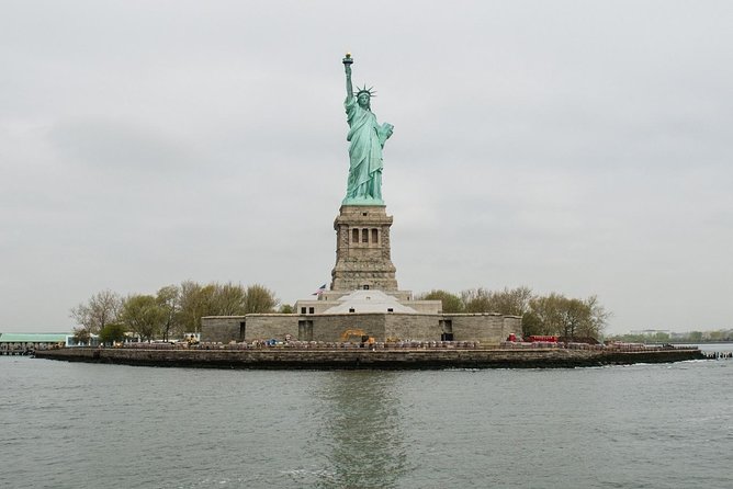 Statue of Liberty and Manhattan Skyline Sightseeing Cruise - Onboard vibe: guide commentary, music, and the cash bar