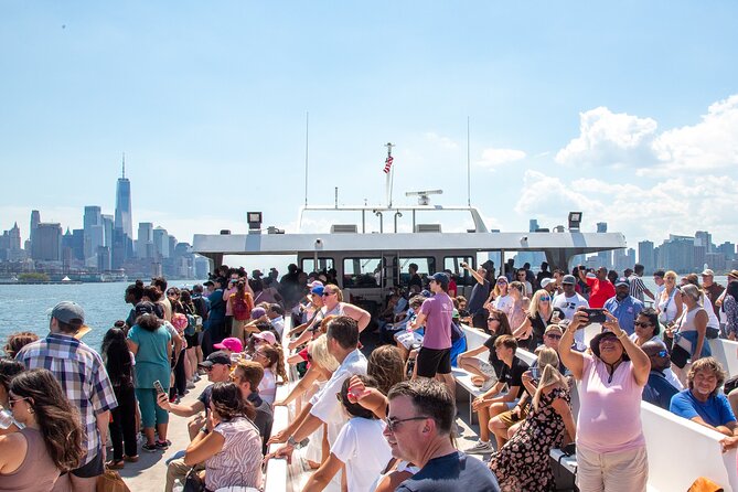 Statue of Liberty & NYC Skyline Cruise - Freedom Liberty Tour - Onboard comfort, Wi-Fi, and the bar setup you should expect
