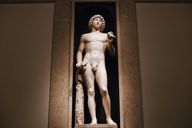 The Met Museum & Central Park New York Exclusive Guided Tour - Dakota and John Lennon: a memorial stop with real context