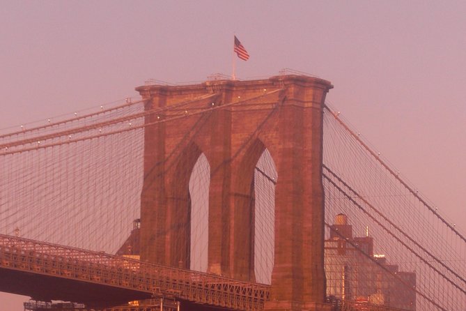 Tour by Night in Italian - Stop 2: The Brooklyn Bridge Crossing with an Italian Guide