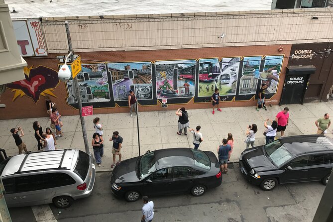 Tour Contrastes de Nueva York - The Bronx in Focus: Yankee Stadium Photos and the I Love Bronx Mural