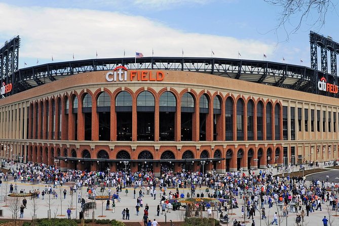 Tour Contrasts NY - Yankee Stadium and Fort Apache police station: famous exteriors and photo moments