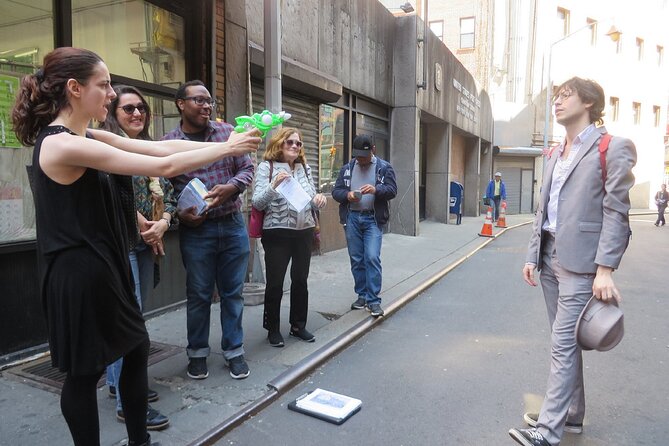 Tour Noir: A Dame To Guide For - Stop by Stop: From Queen Elizabeth II Garden to Lt. Petrosino Square