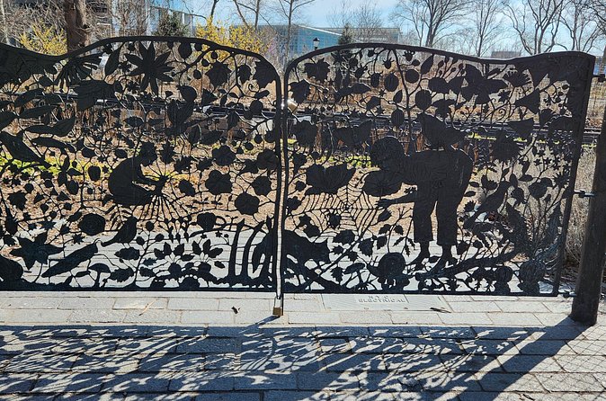 Unexpected Wall Street Walking Tour - Bowling Green: the story expands from streets to stations
