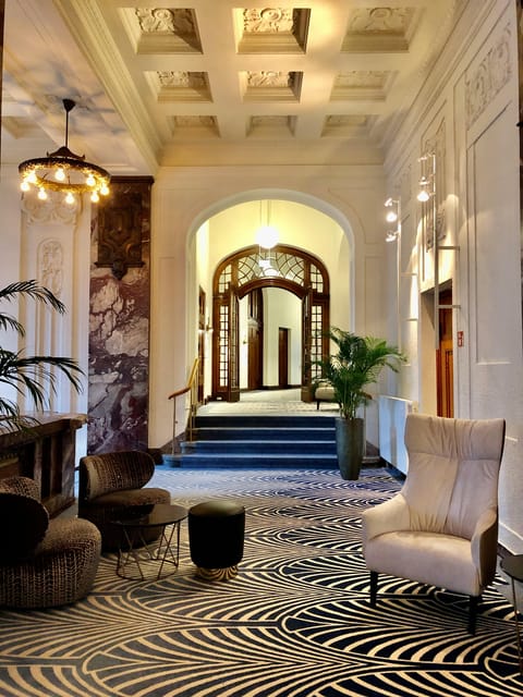 Unveiling New York City's Most Breathtaking Lobbies - What to bring: shoes, camera habits, and lobby etiquette