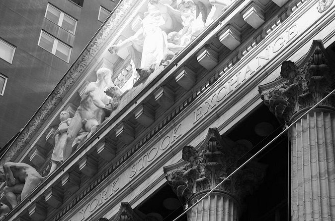 Wall Street Inside with a Trader Walking History Tour - Stop 1: Charging Bull, the myth and the market mood