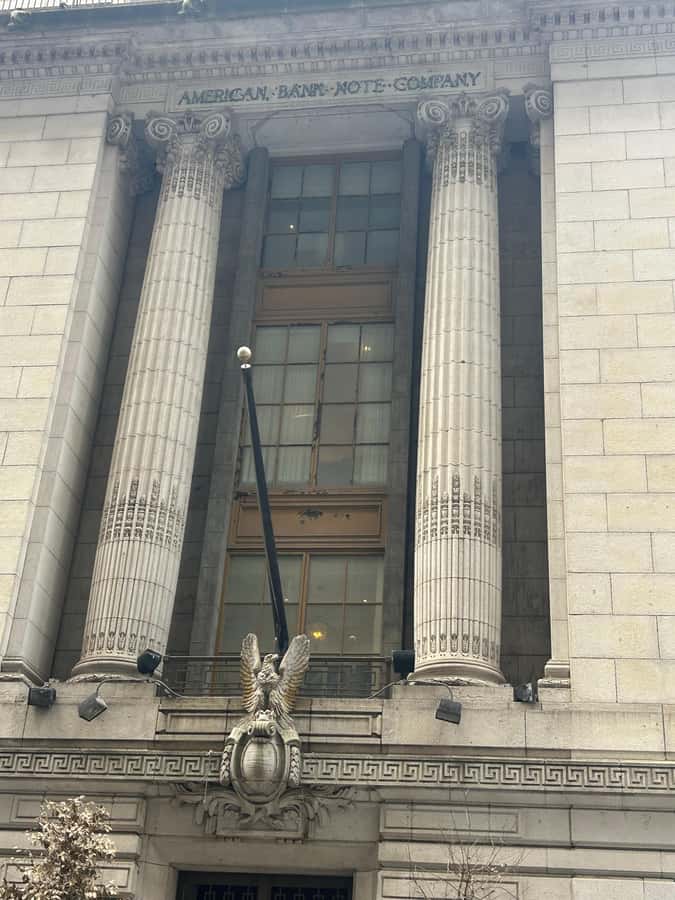Wall Street: The birth place of NYC in French/English tour - Fraunces Tavern, the oldest standing spots, and your “pause and reset” stops