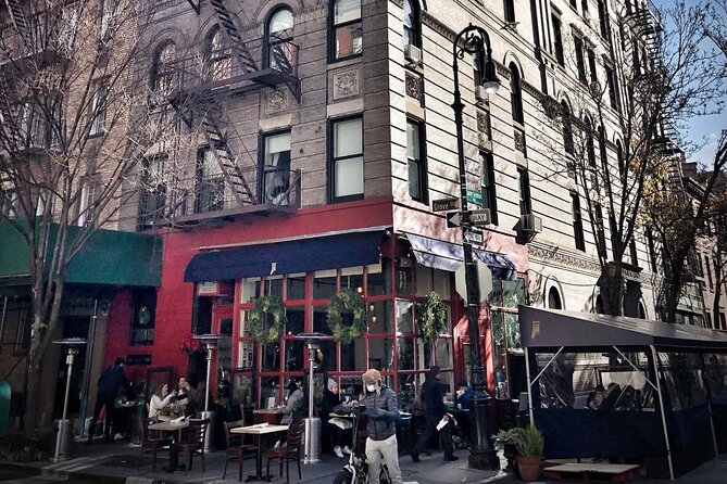 West Village's Flappers, Freaks & Punks: A Self-Guided Audio Tour - Twin Peaks, Magnolia Bakery, and Palazzo Chupi: the West Village’s visual oddballs