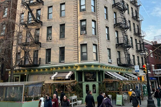 West Village's Flappers, Freaks & Punks: A Self-Guided Audio Tour - Cobble Court, Timothy Leary, and Dylan Thomas on darkly playful streets